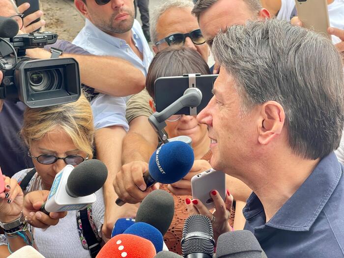 Giuseppe Conte Si Reca Nell Hotspot Di Lampedusa Una Visita Per Fare