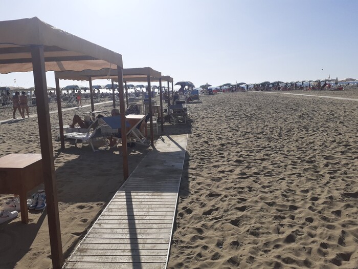 “Affluenza turistica in Versilia: sfruttando un clima mite e stabilimenti balneari aperti”