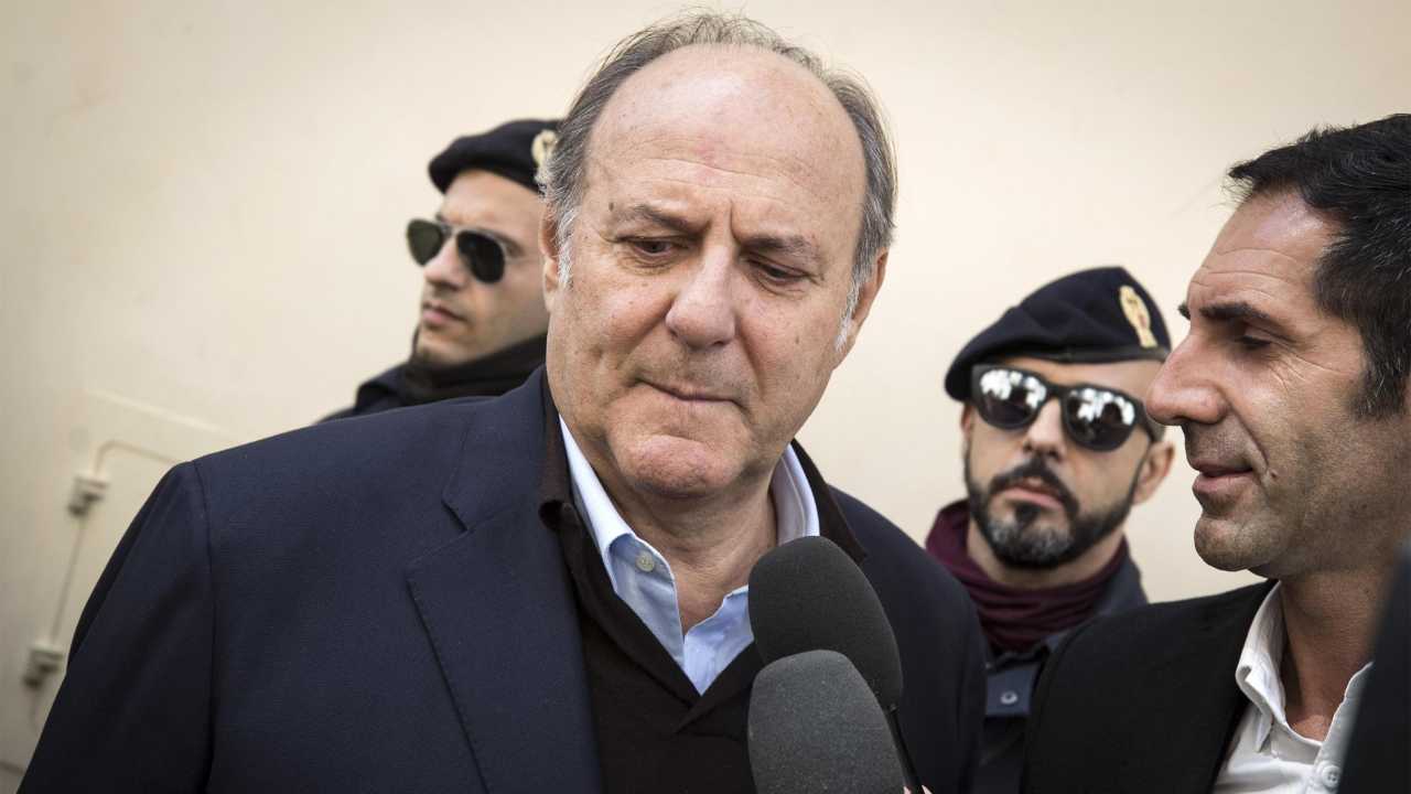 Gerry Scotti serio