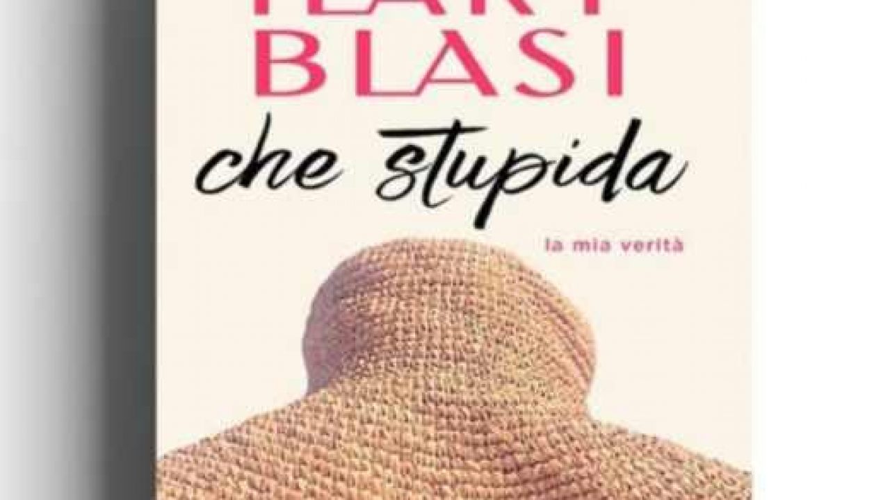 Ilary Blasi presenta il libro 'Che stupida' e viene sommersa di