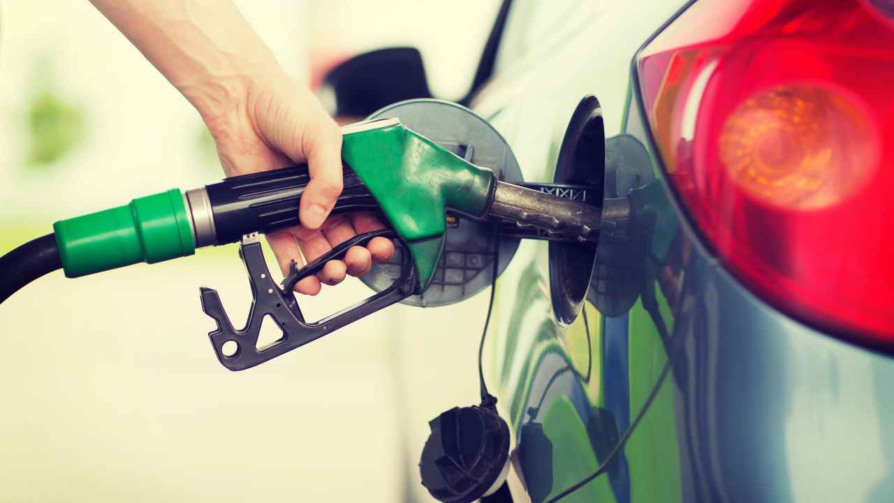 Benzina, se ancora la paghi a prezzo pieno sbagli di grosso: così ti costa un terzo | Vai dove vuoi senza stress