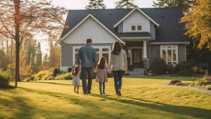 Famiglia davanti alla propria casa - Tendenzediviaggio.it