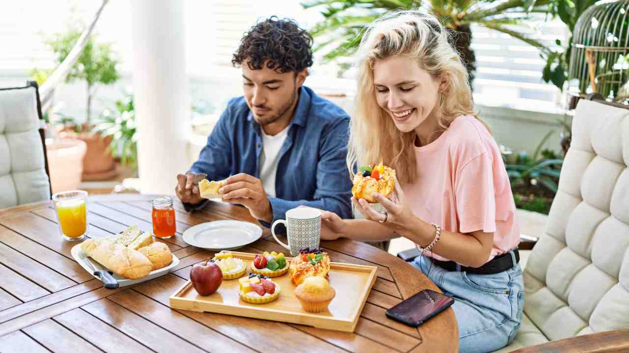 Colazione in hotel, mai indossare questo quando arrivi in sala: possono cacciarti e non puoi ribellarti