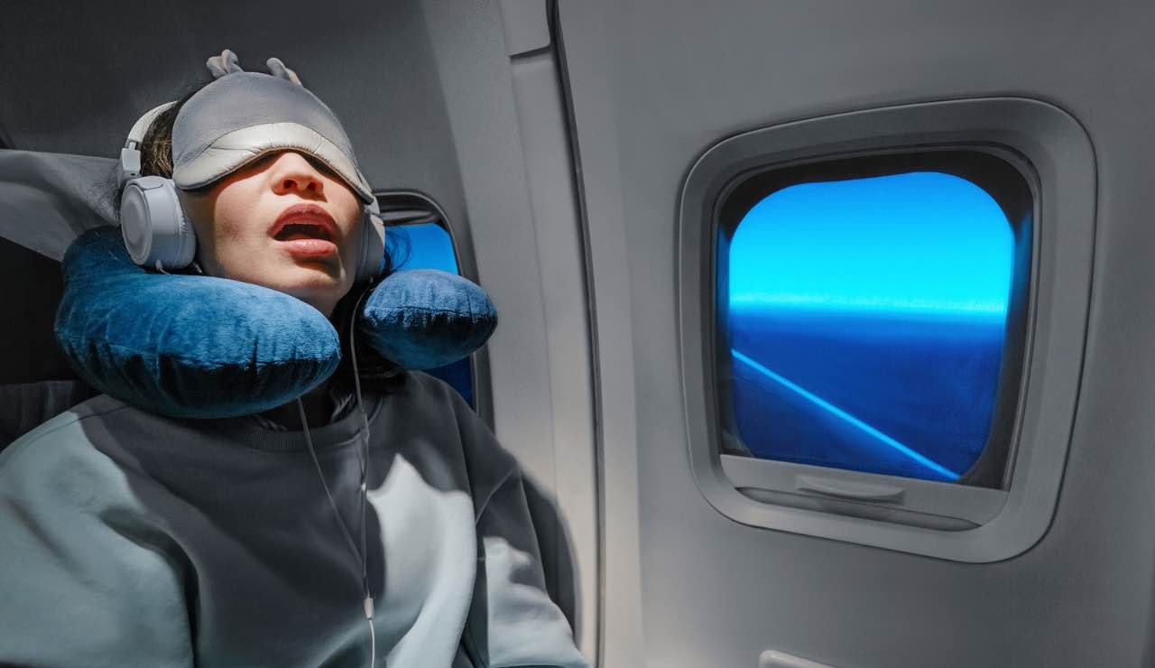 Addio jet lag, il segreto delle compagnie aeree per combatterlo è nella tua bocca: ecco cosa significa