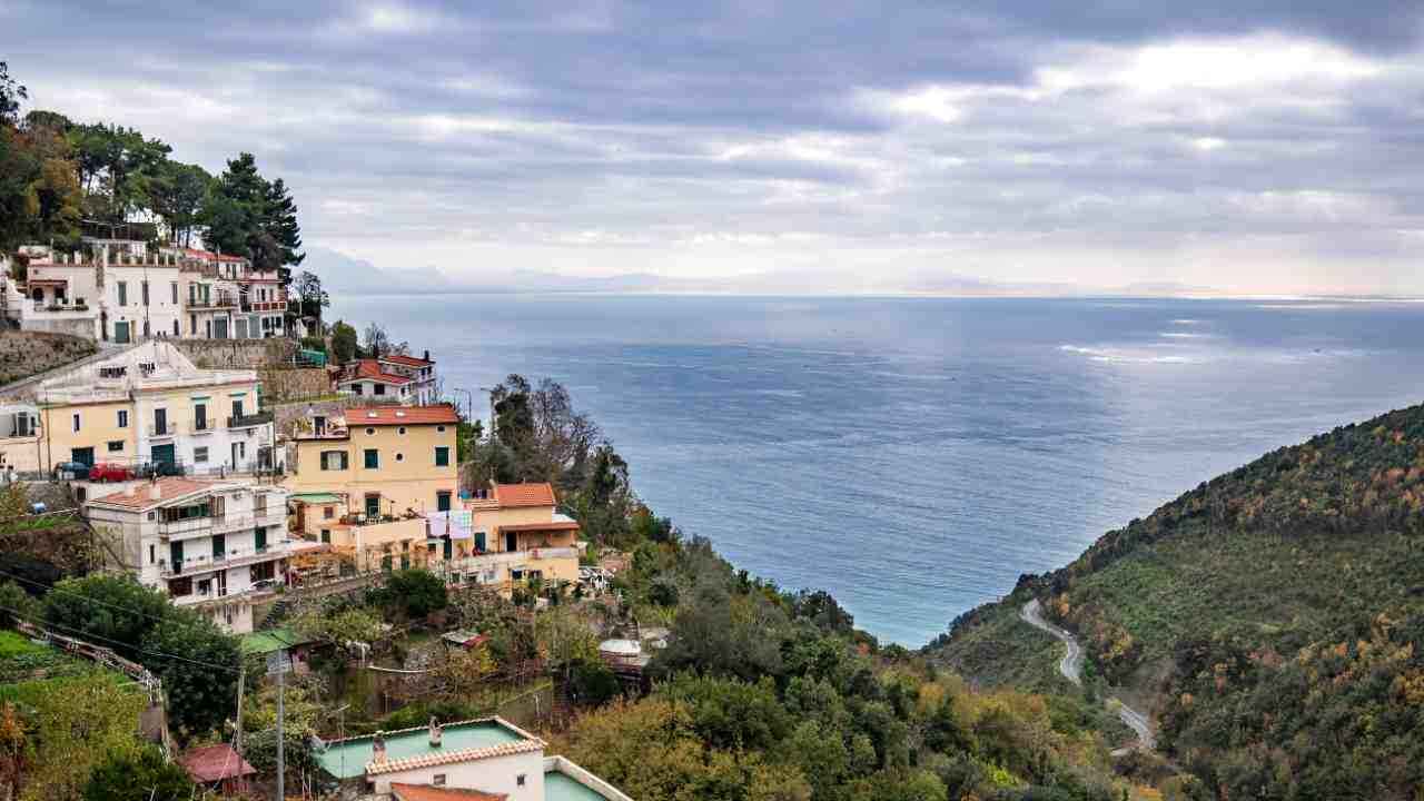 Questo borgo nascosto nella costiera amalfitana affaccia sul mare ed è il più suggestivo di Italia: che aspetti a visitarlo