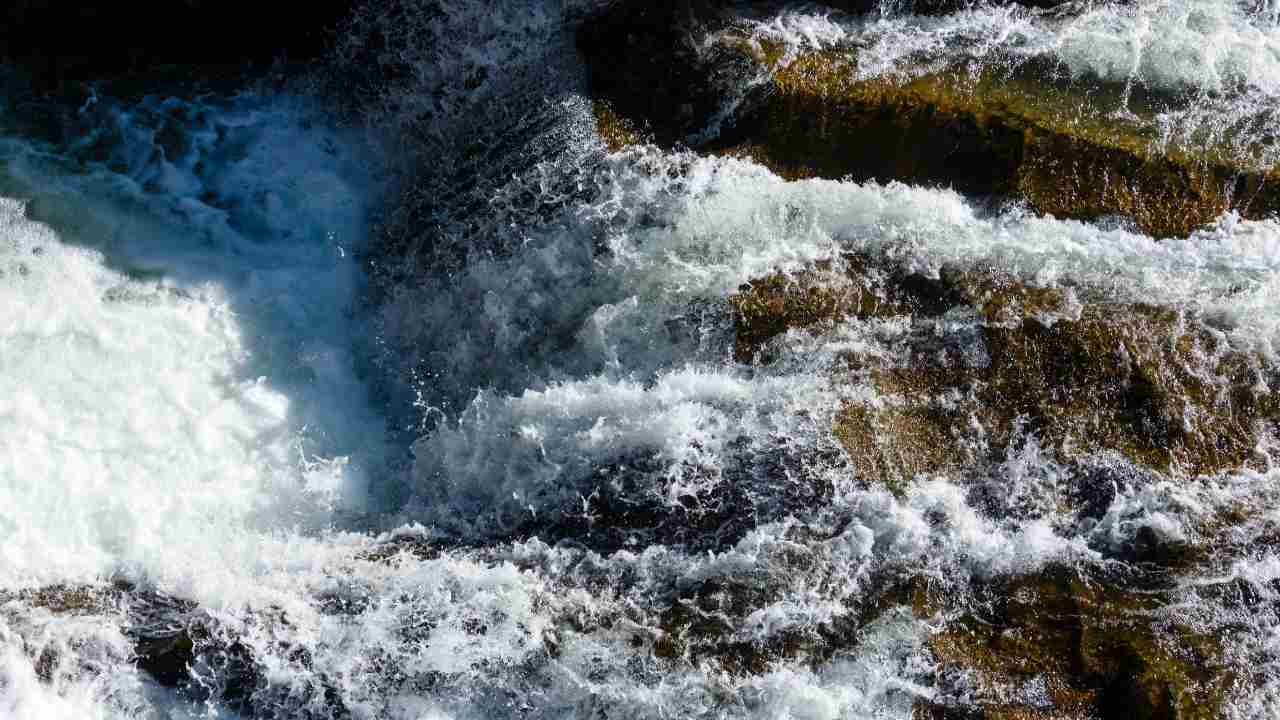 Le 6 cascate più belle d’Italia: puoi visitarle a costo zero | Sembra di essere in Canada