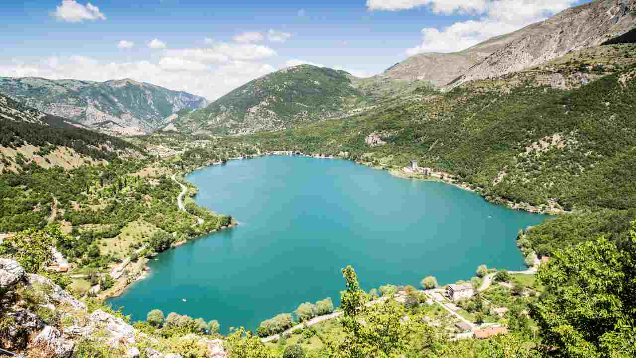 Laghi italiani, questo è il più ignorato di tutti: i turisti stranieri ce lo invidiano da morire | A luglio lo visiti gratis