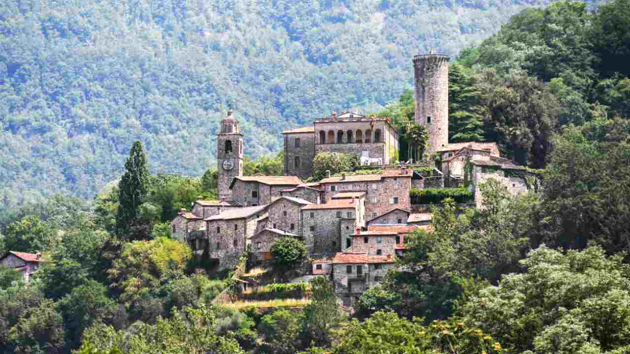 Tra la Liguria e la Toscana c’è un posto da sogno: l’ideale per fuggire dal caldo estivo | Ci tornerai anche il prossimo anno