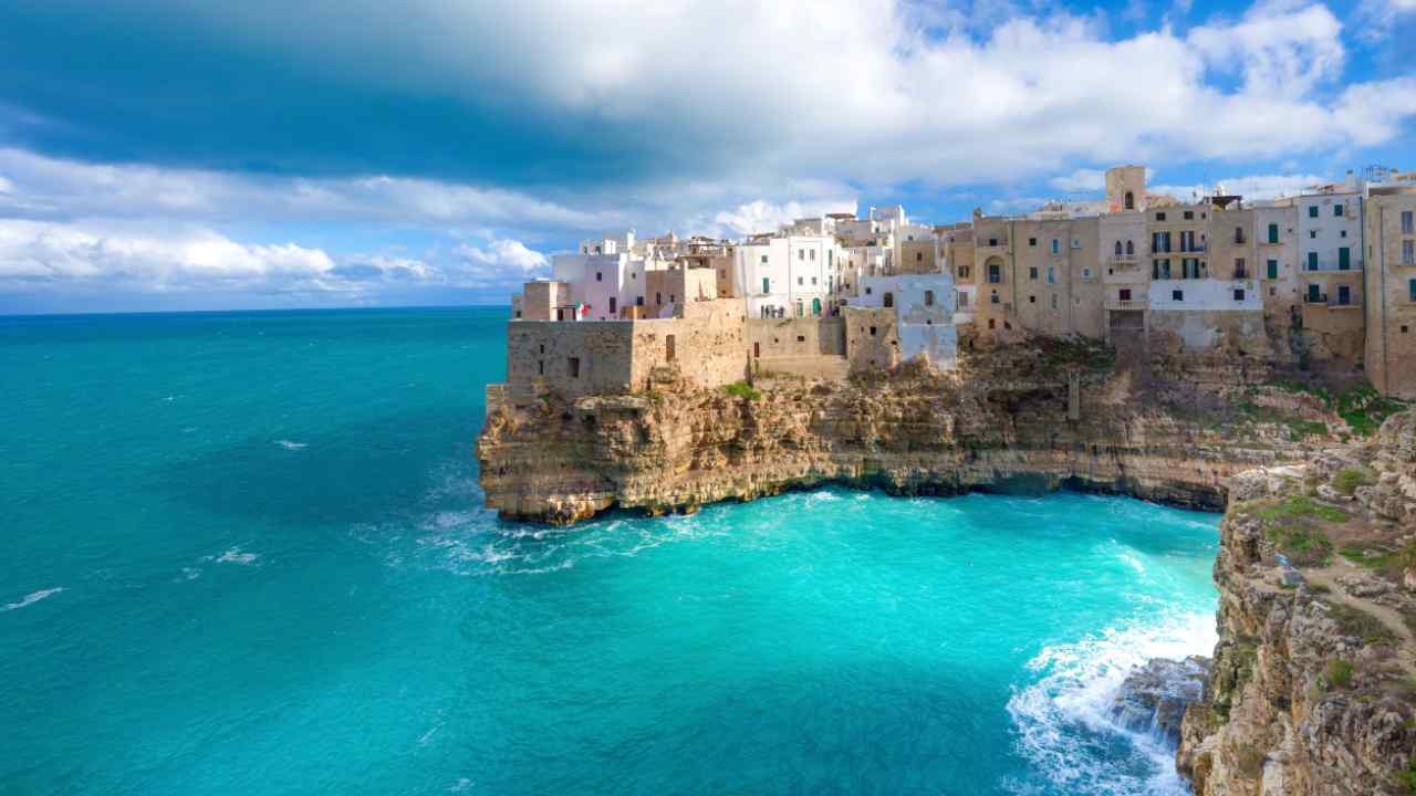 Estate in Puglia con 80€: é tutto vero | La struttura é meravigliosa: sembra di essere a Bora Bora