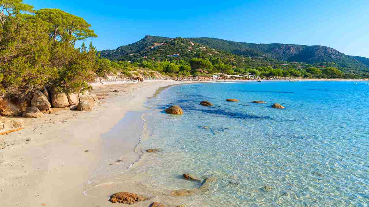 Altro che le Hawaii, questo luogo paradisiaco è a pochi passi dall’Italia ed è molto più bello: è anche meno frequentato