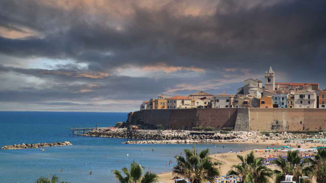 Molise, la spiaggia più bella la trovi qui | Sembra di stare in Grecia: prezzi bassissimi