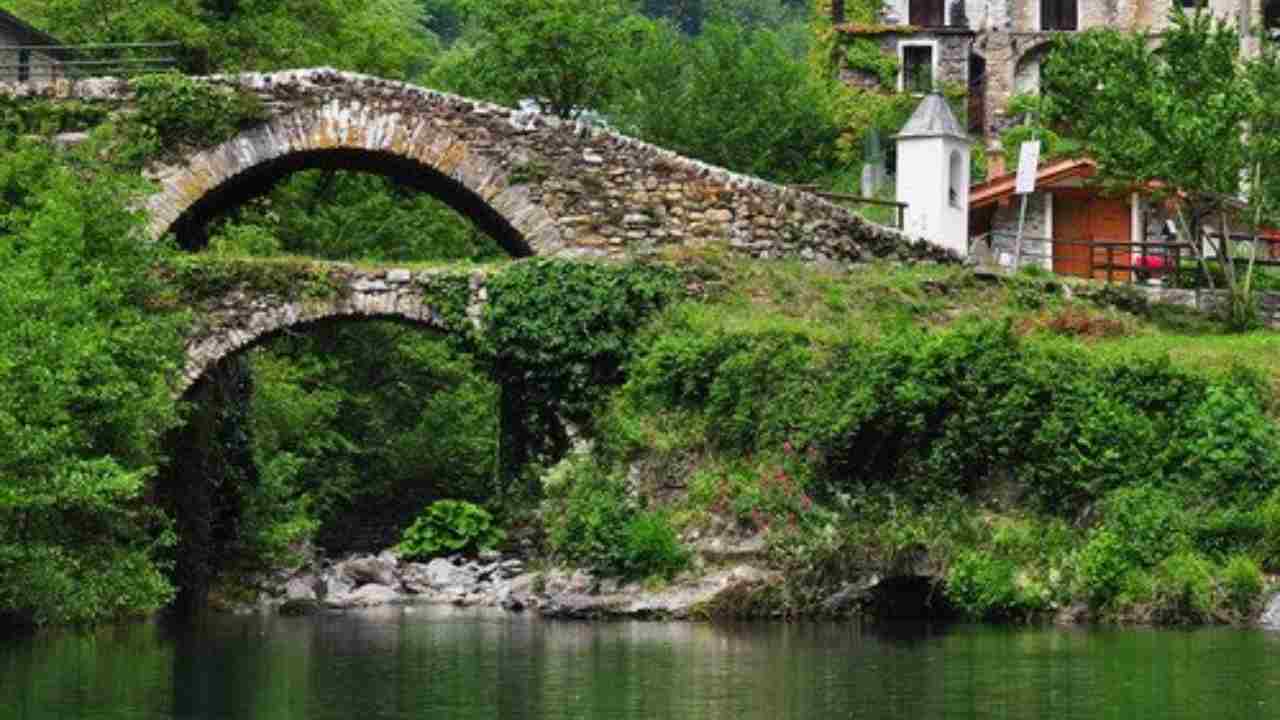 ‘Tremate, le streghe son tornate…’, vivono in Liguria | In questo borgo medievale sono tutti pazzi dei loro incantesimi