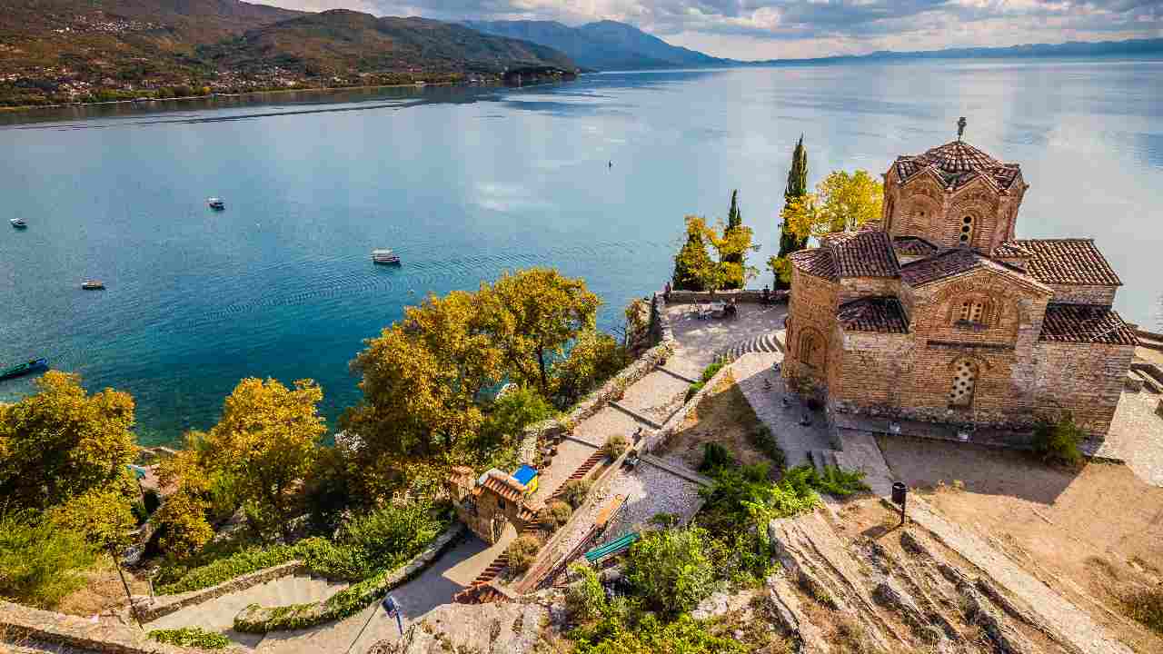 Vacanze in Macedonia, ti bastano 8€ per andare a Skopje e goderti il Lago di Ocrida: è il più particolare d’Europa