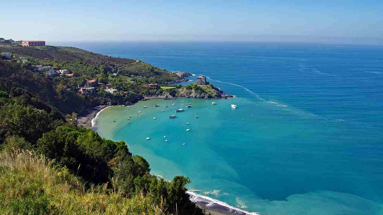 Ora al mare vado solo in Italia: la spiaggia di Caminia è la scelta top in assoluto | Sembra di essere ad Honolulu