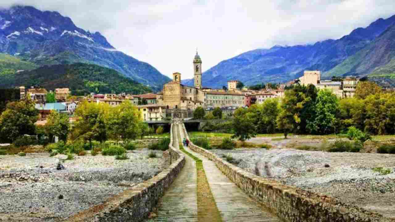 ‘Ciò che conta è la BANDIERA ARANCIONE’: niente da fare per la sorella blu | Ecco i borghi che mostrano il premio