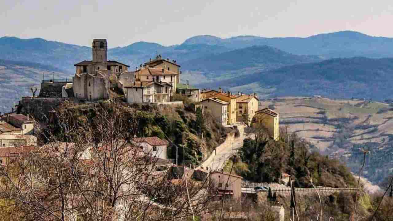 Lo chiamano il borghetto degli anni ’50: qui caos e smog sono perfetti sconosciuti | Il tempo si è fermato per tutti