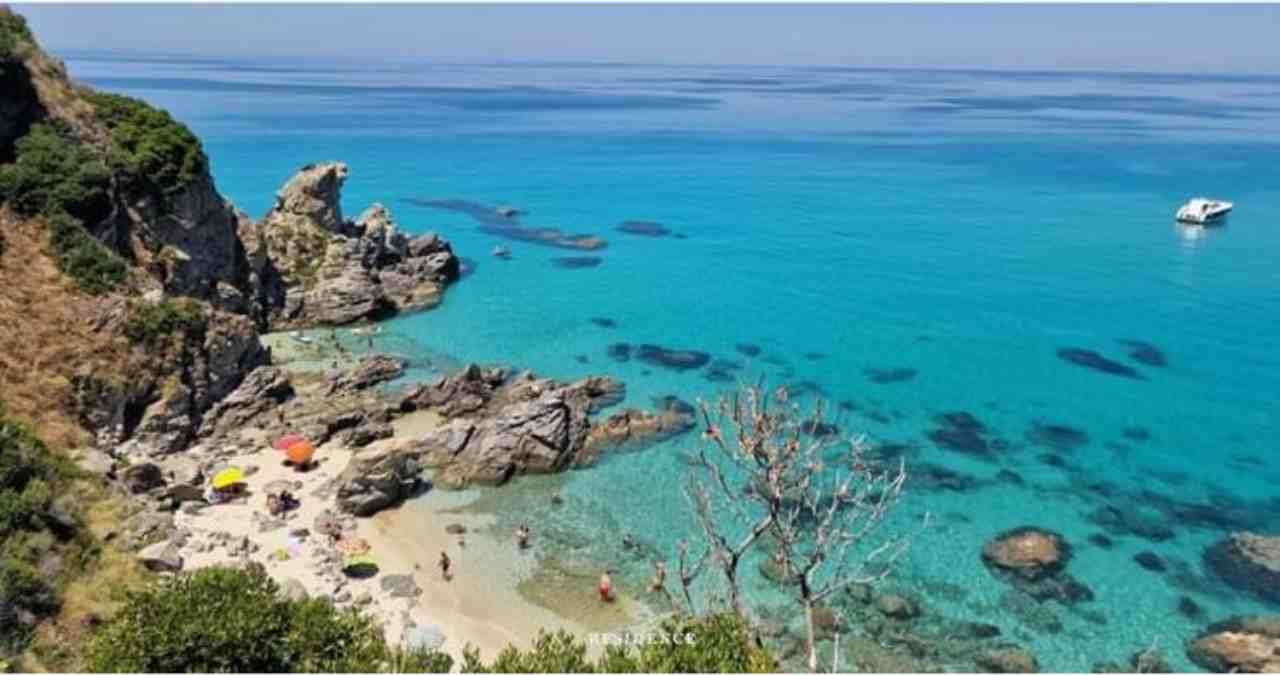 I veri Caraibi li trovi solo in Calabria: a pochi minuti da Catanzaro c’è una spiagga pazzesca | È la meta più ambita del 2024