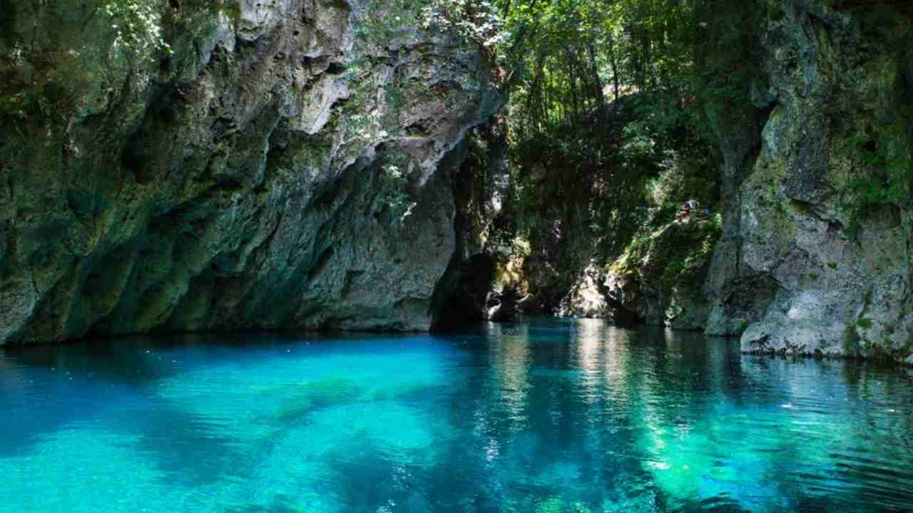 ‘Ti porto nella Laguna Blu’: si trova in Italia ed è la la destinazione ideale per le coppie | Il paradiso è di casa