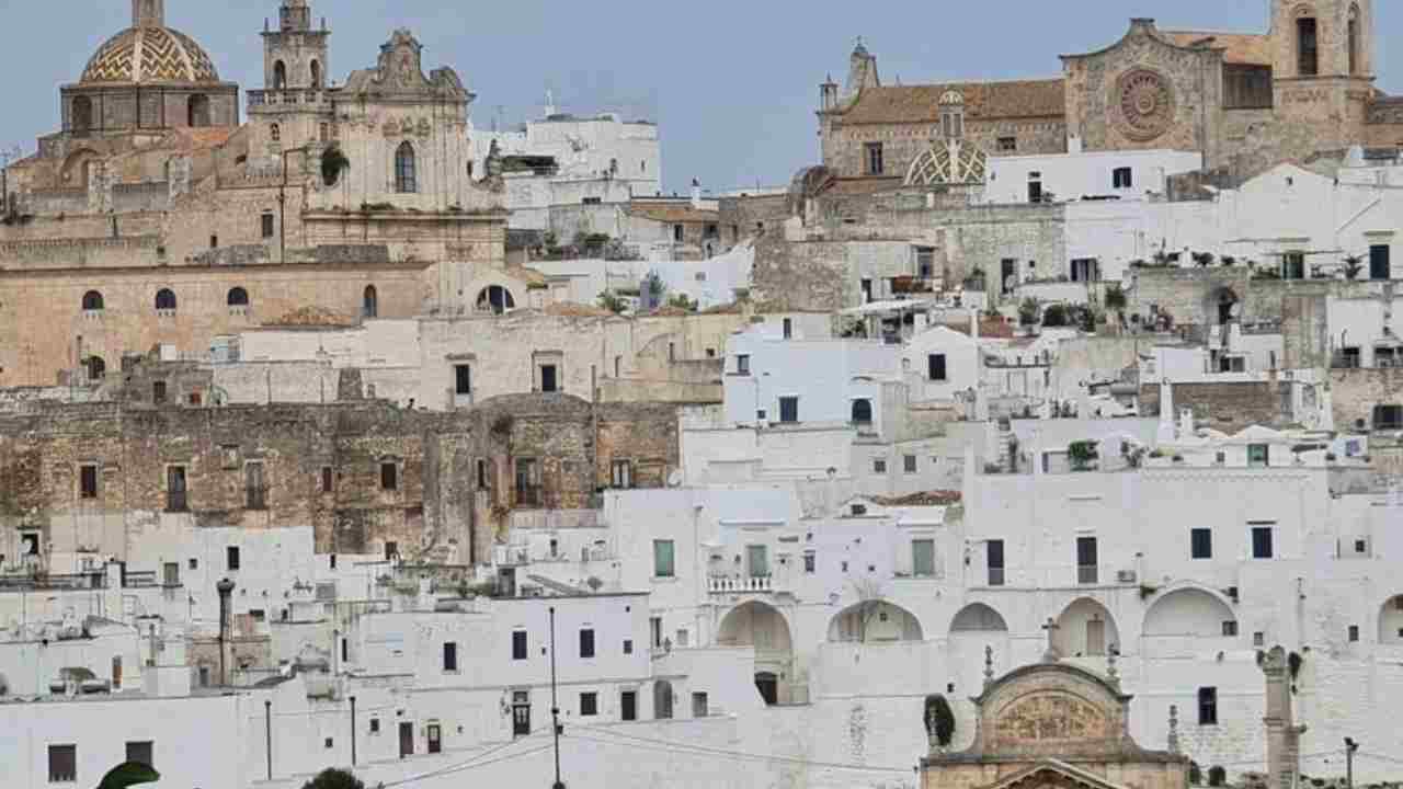 Le 5 città più BIANCHE d’Italia le trovi solo in Puglia | Sono meravigliose e perfette da scoprire a fine estate