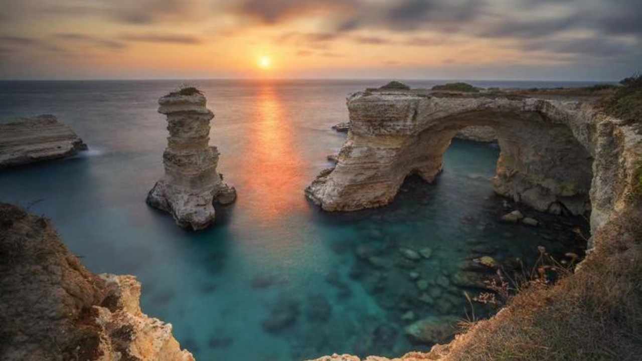 Sabbia fine e faraglioni stupendi, non li trovi solo a Capri | La Puglia nasconde un posto davvero magico