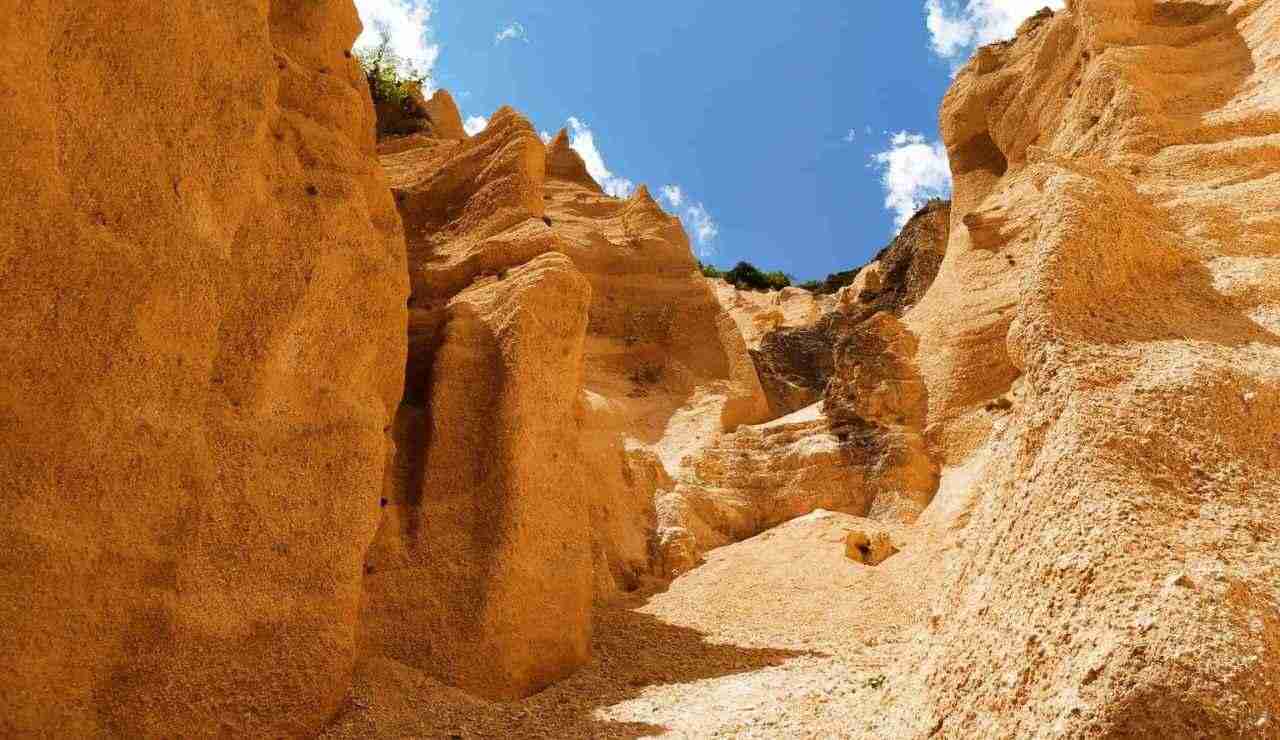 Il Grand Canyon non è solo in America: in Italia c’è un posto pazzesco chiamato Fiastra | È uno spettacolo a cielo aperto