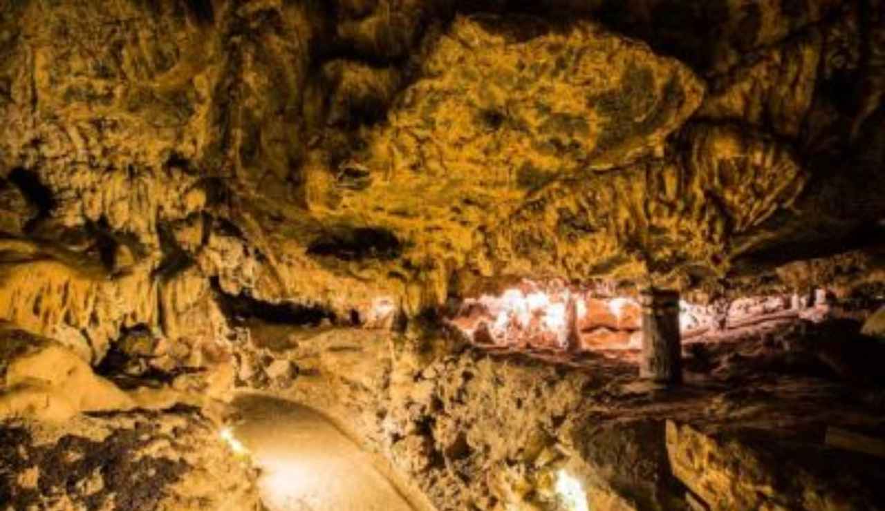 La prima grotta italiana aperta ai visitatori si trova in Piemonte | A poca distanza da Cuneo sembra di essere in un mondo parallelo