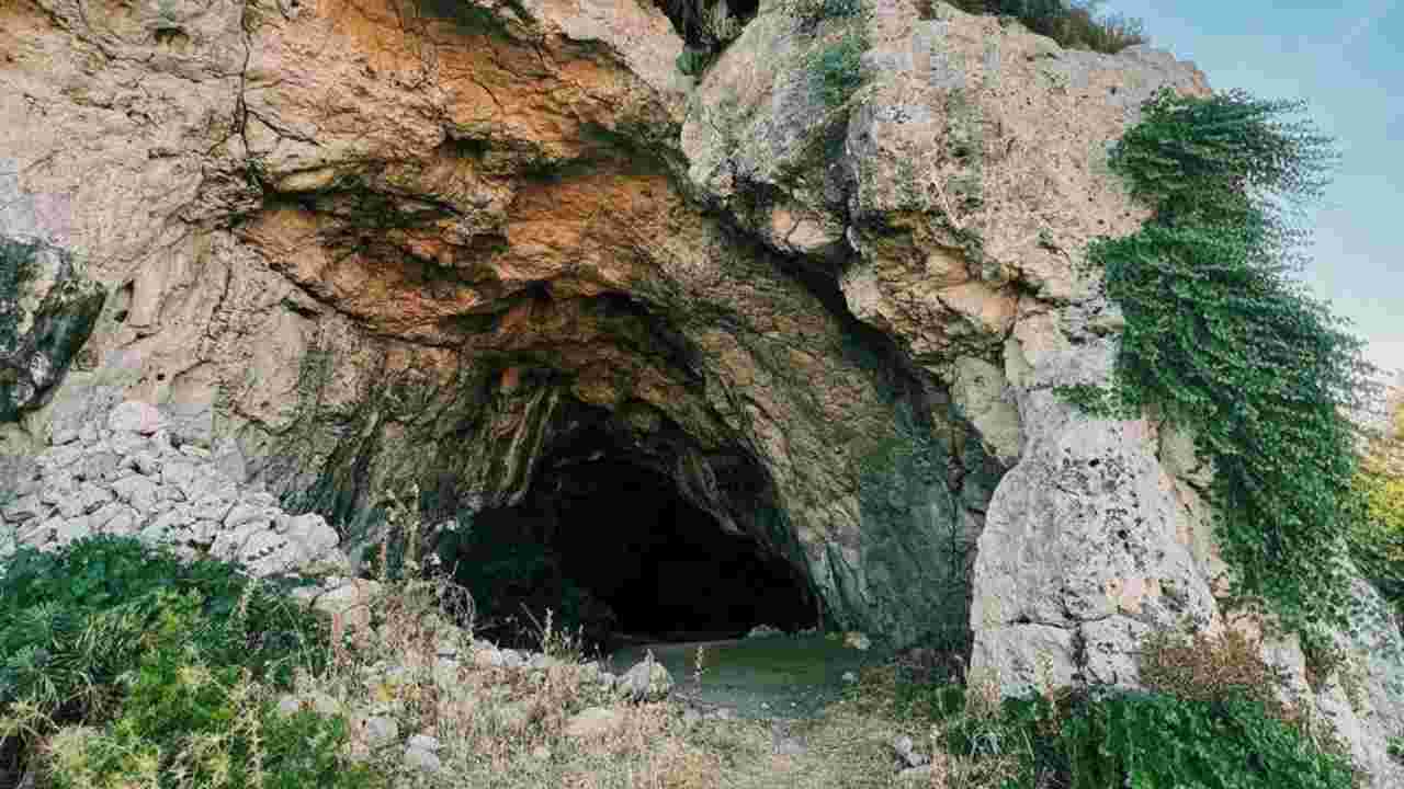 La Grotta dell’AMORE si trova in Sicilia ed è stupenda | Chi si bacia a settembre, il suo amore durerà per sempre: provare per credere