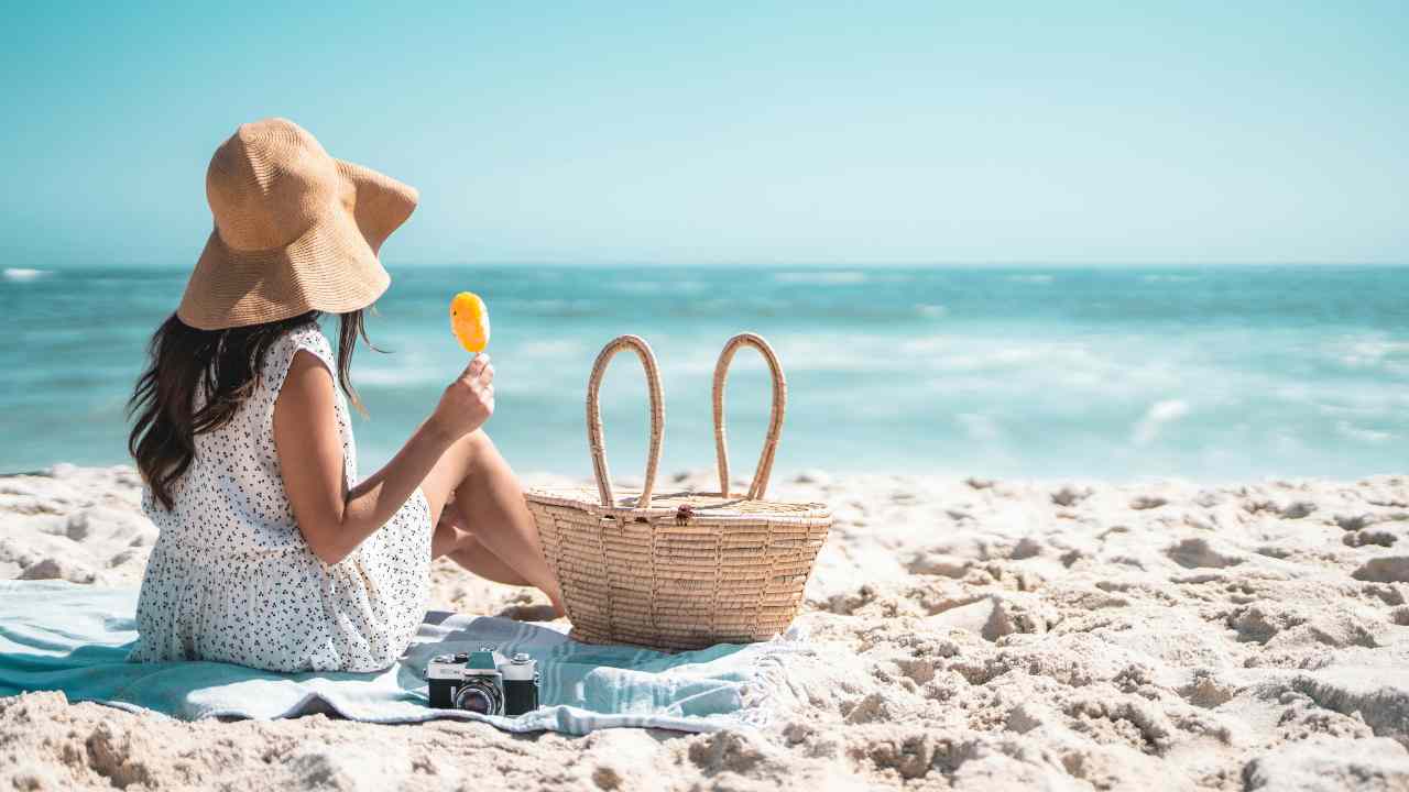 6 piatti da non mangiare in spiaggia | Oltre alle calorie si rischiano diversi problemi al sole: ecco tutte le alternative gustose