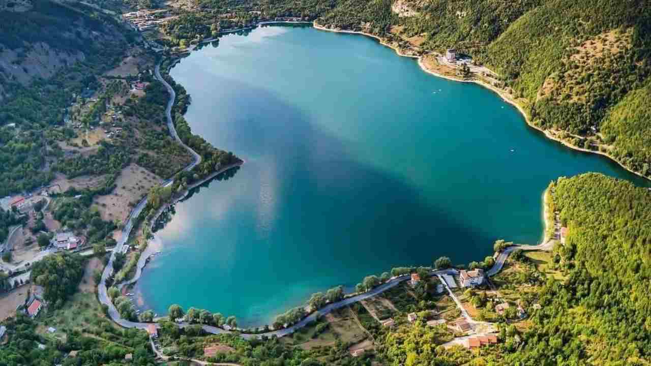 Questo è uno dei laghi più famosi al mondo: gli abitanti de L’Aquila ne vanno fieri da sempre | Tutto merito della sua forma