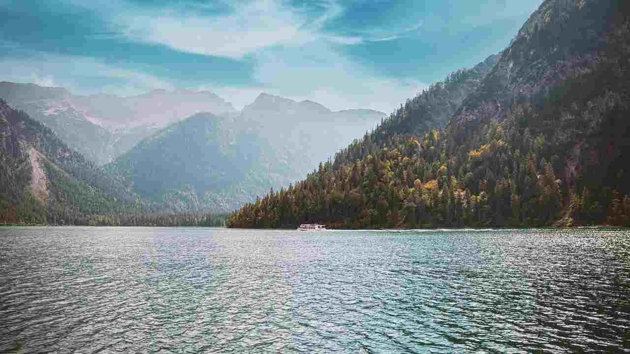 ‘Niente mare e montagna, ad agosto scelgo il lago’: solo quello di Cavazzo stupisce tutti | Qui ti accolgono le farfalle