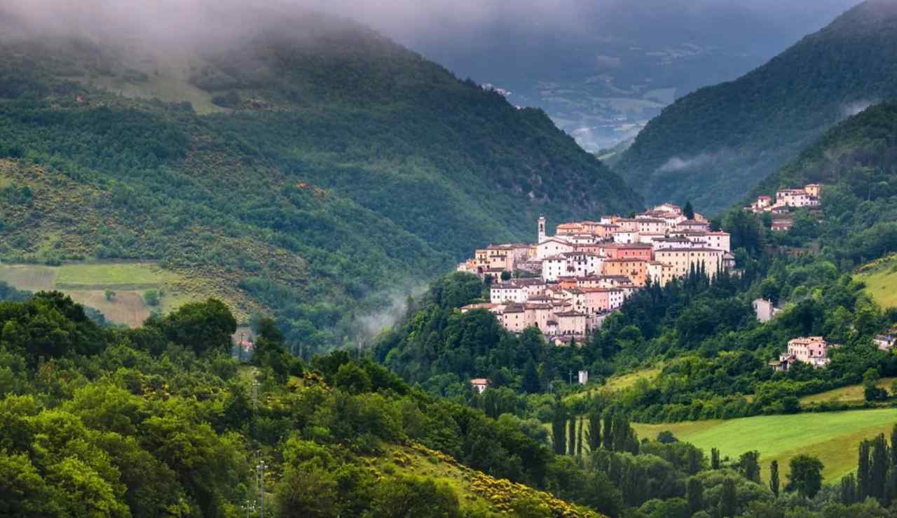 Tra le colline dell’Umbria c’è un posto davvero speciale per riunirsi con amici e parenti | Puoi fare l’aperitivo di fine agosto