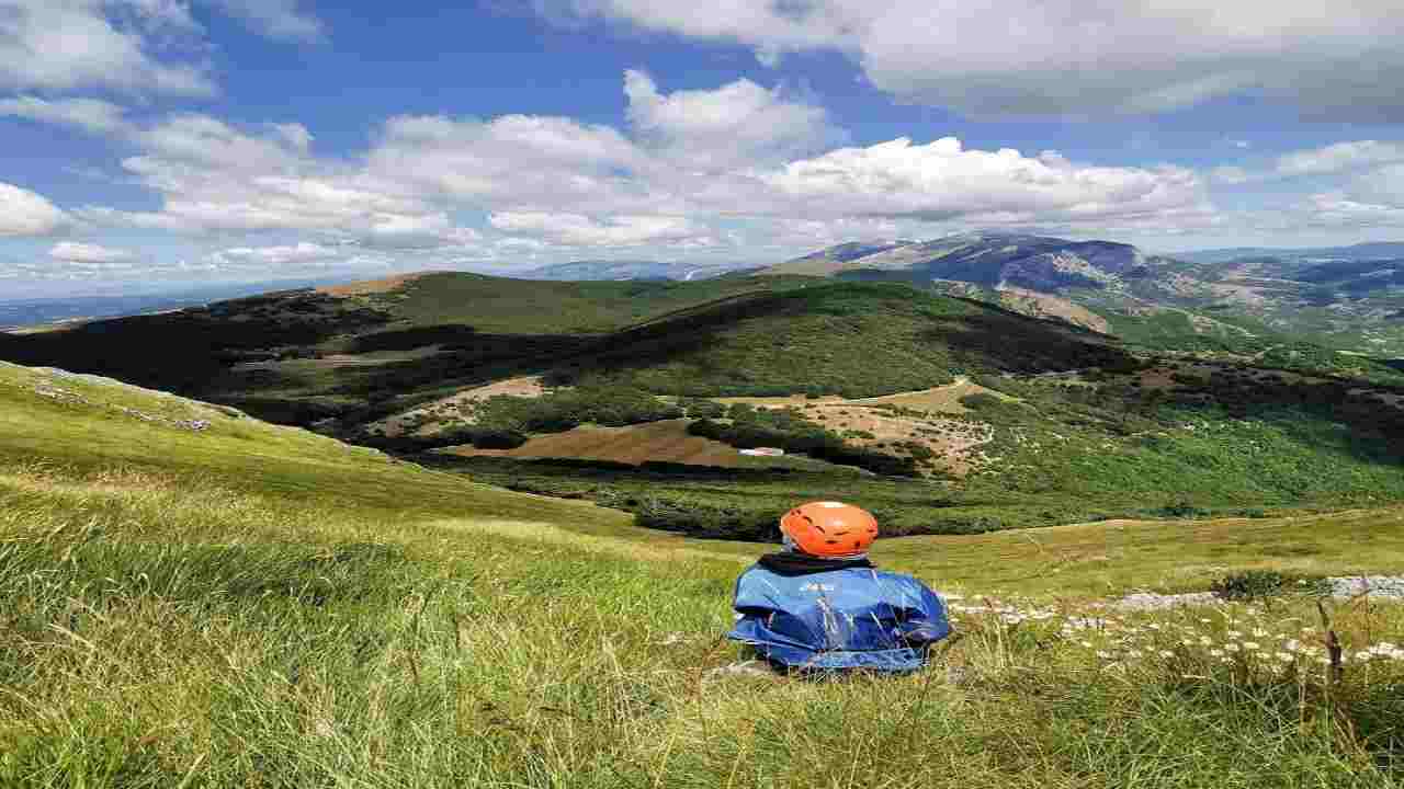 Basta mare e montagna, ora i tuoi figli si divertono così | Al Parco del Monte Cucco ci sono grotte davvero speciali