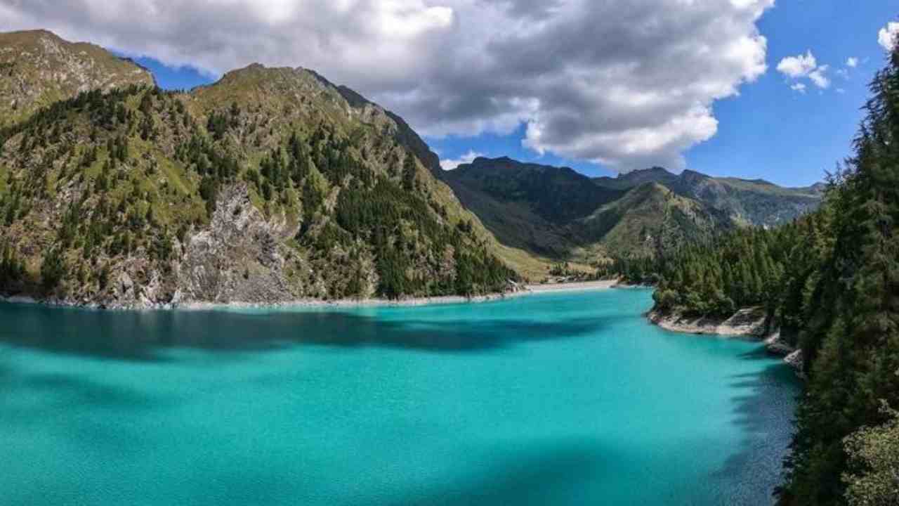 Se ami l’acqua turchese e la natura incontaminata devi raggiungere il Lago dei Cavalli | Si trova in Piemonte ed è tra i più particolari al mondo