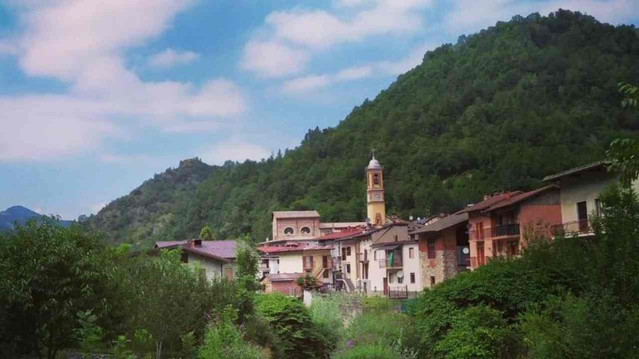 La città nella GROTTA esiste e si trova in Piemonte | Ci vivono solo 96 persone: sembra il villaggio dei Puffi