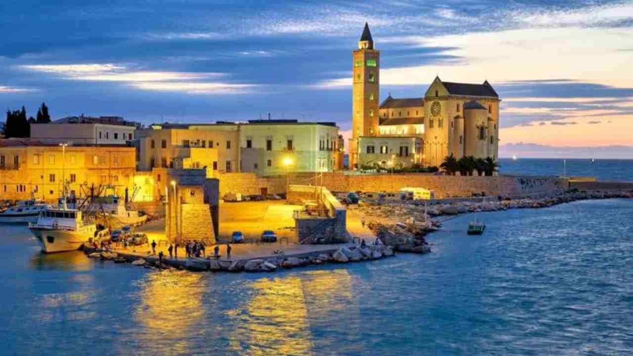 Se cerchi il mare blu e la città in pietra bianca non devi andare in Grecia | La soluzione si trova in Puglia