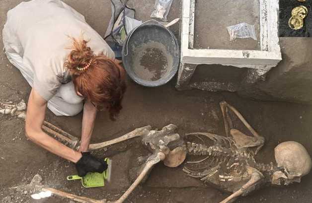 Scoperte a Pompei: ritrovati due corpi e un tesoro dall’eruzione del 79 d.C.