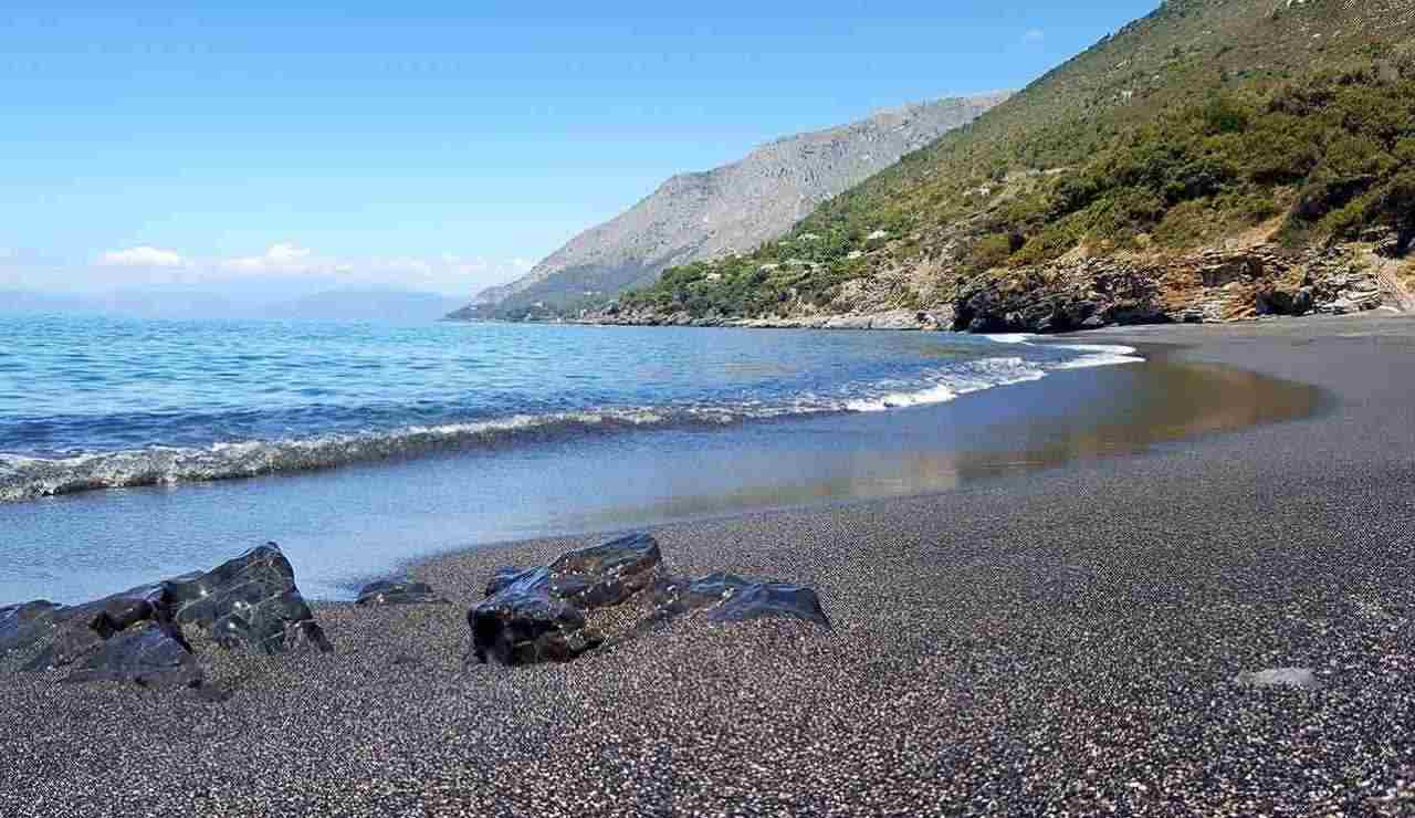 La spiaggia più nera d’Italia la trovi solo in Basilicata | Il mare è cristallino come pochi al mondo