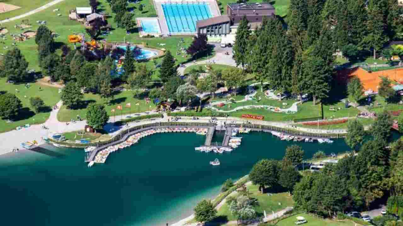 In Italia c’è un una spiaggia di colore VERDE | Non hai letto male: puoi portare anche i tuoi amici a 4 zampe