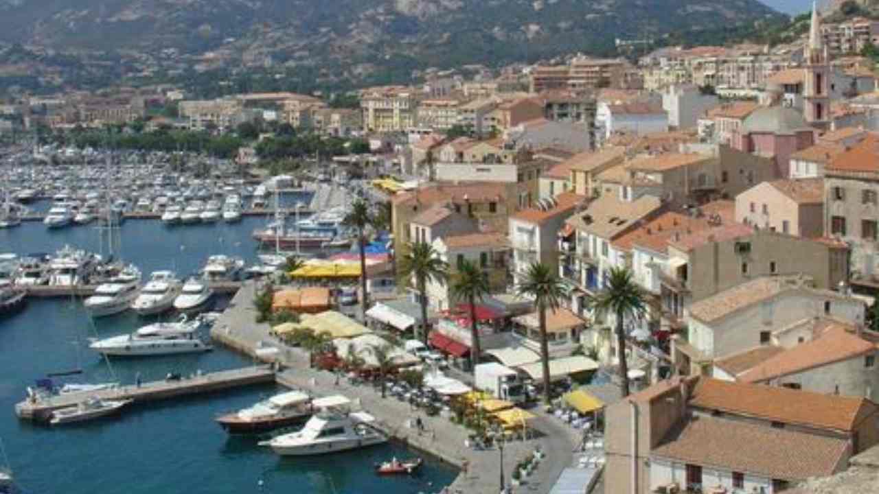 A pochi km da Alghero c’è un borgo coloratissimo: se ami i ciottoli sei nel posto giusto | Qui il tempo si è fermato