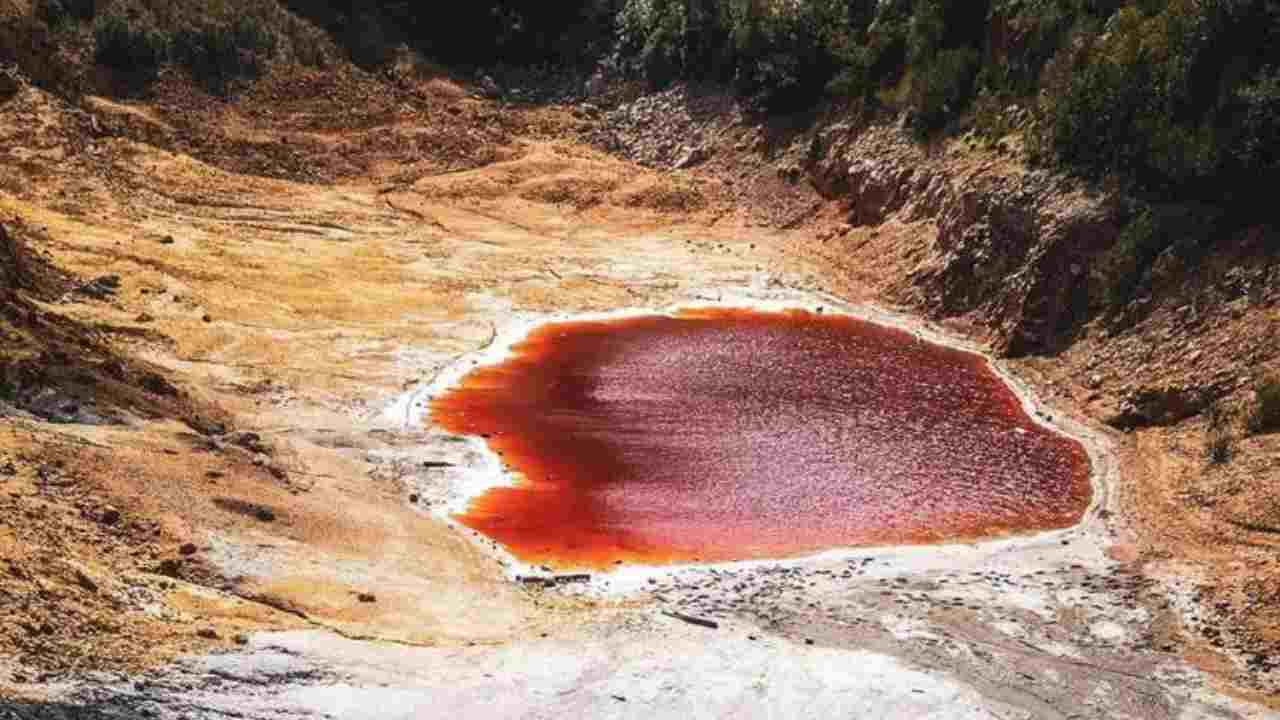 In Toscana c’è il lago ROSSO SANGUE: non è una fregatura | I turisti restano senza parole, la storia è agghiacciante