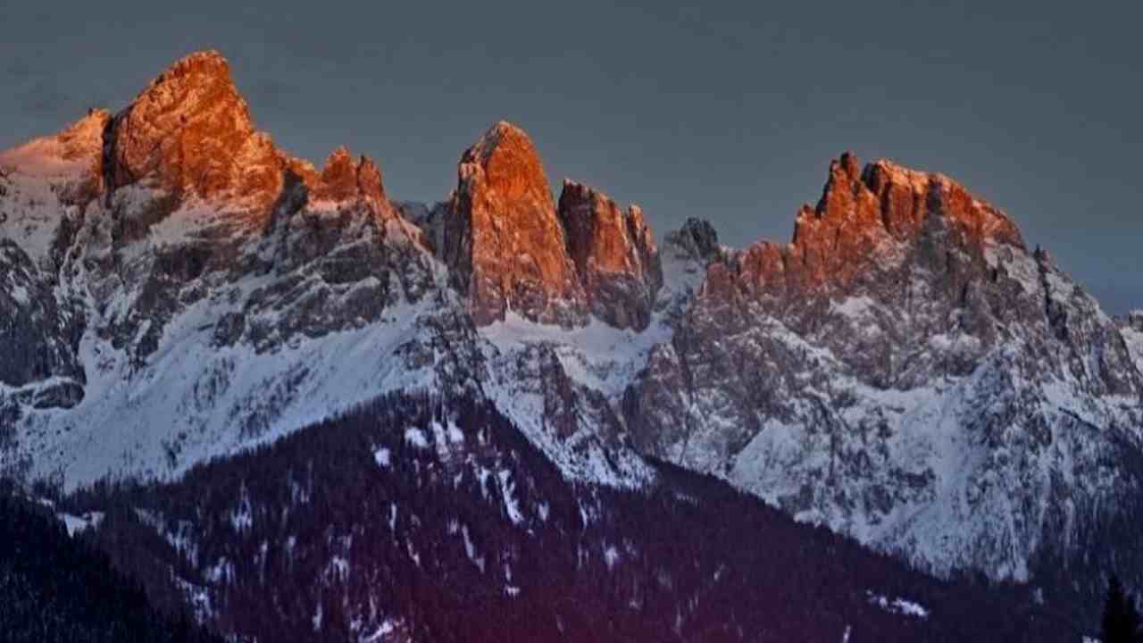 In questo splendido borgo del Trentino c’è una tradizione unica | Se trovi la sedia rossa riceverai un ‘premio’