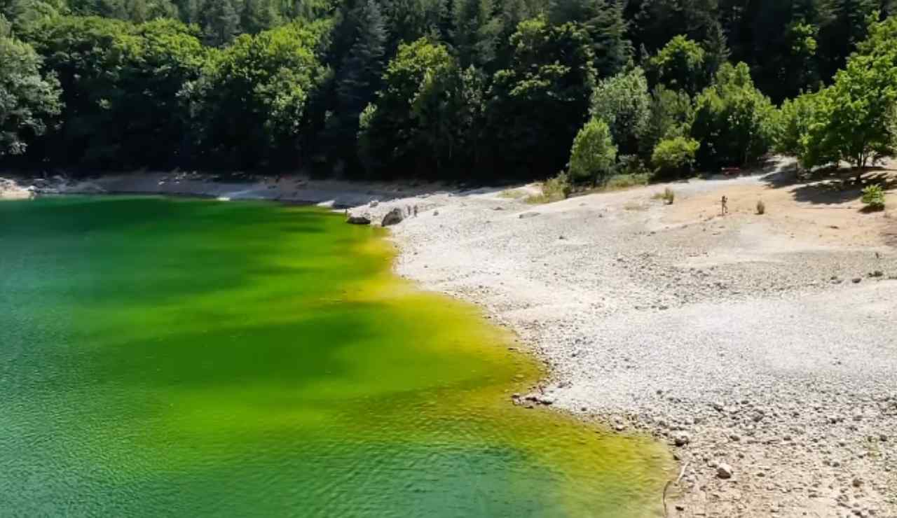 A 2 ore da Roma c’è un tesoro pazzesco: il lago che cambia colore | I tuoi bambini resteranno a bocca aperta