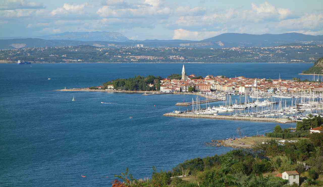 A due passi da Trieste c’è Isola: una meta ambita da grandi intenditori | Il mare è più chiaro di uno specchio