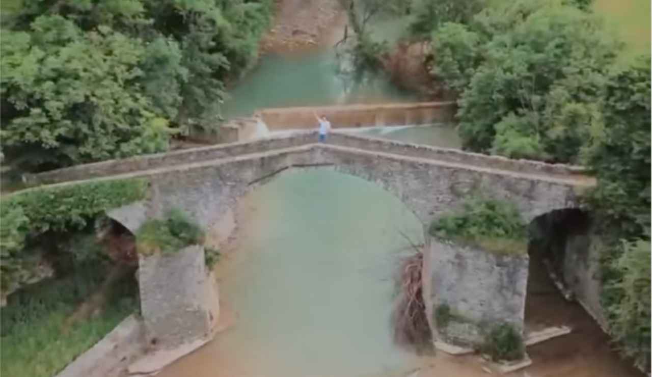 Tra la Toscana e l’Emilia Romagna si nasconde il vulcano più piccolo d’Italia | Qui scoprirai foreste, mulini e cascate uniche