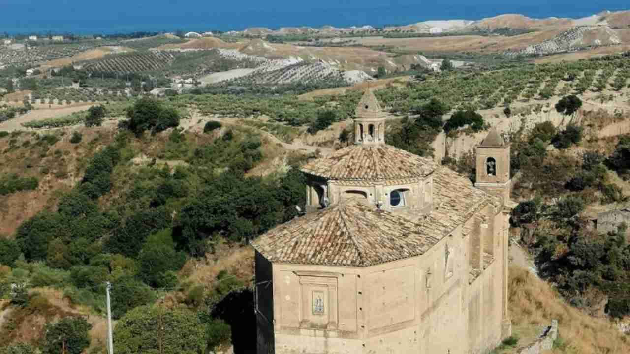 Questo borgo a picco sul mare è un connubio perfetto tra storia e natura: porti tutta la famiglia e nessuno si annoia