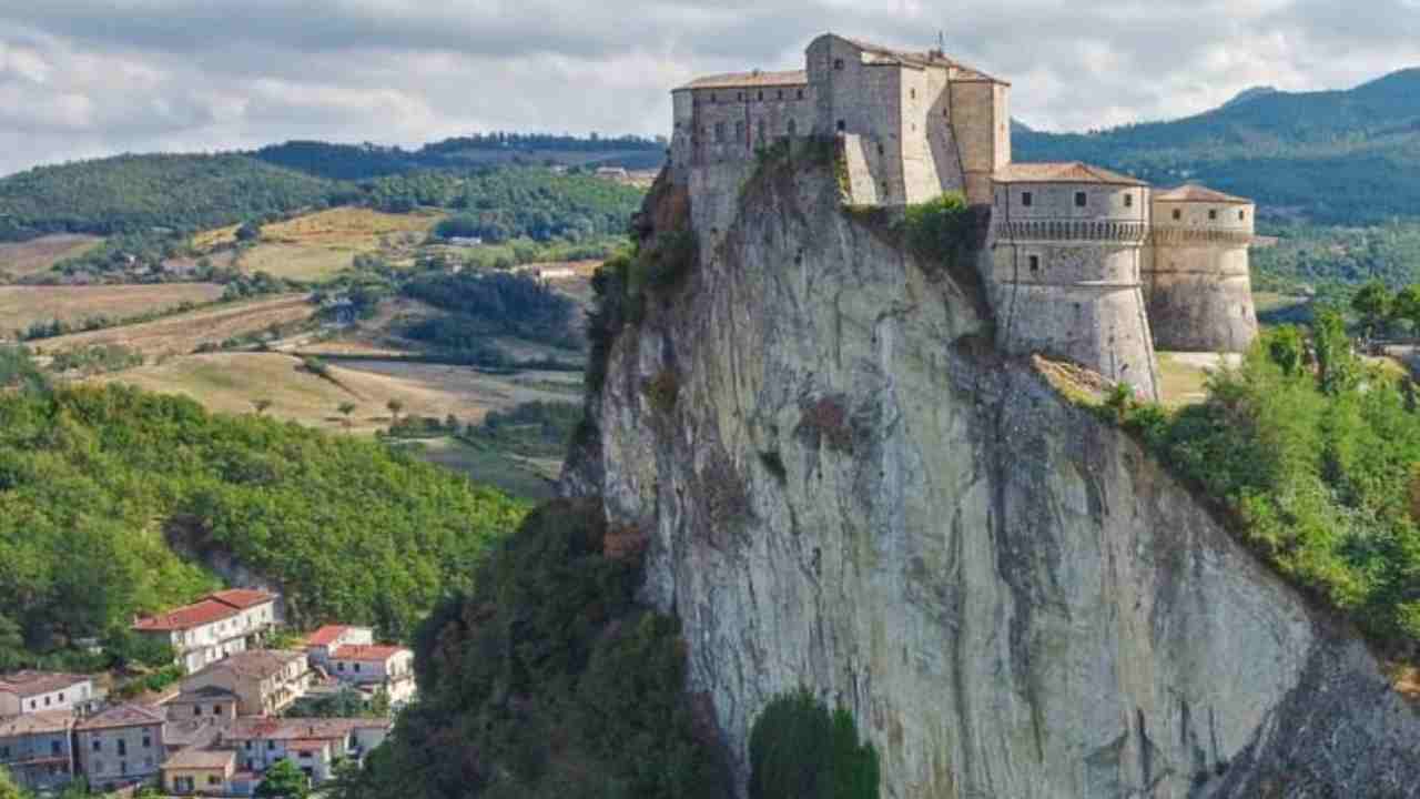 Una perla nascosta in provincia di Rimini: non perderti il borgo di San Leo | La sua storia ha conquistato anche Dante Alighieri