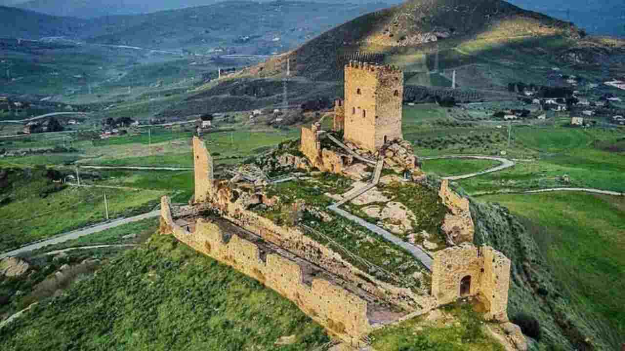 Si trova alle porte di Palermo ed è totalmente immerso nella natura: questo borgo è l’ideale per una pausa dalla routine quotidiana