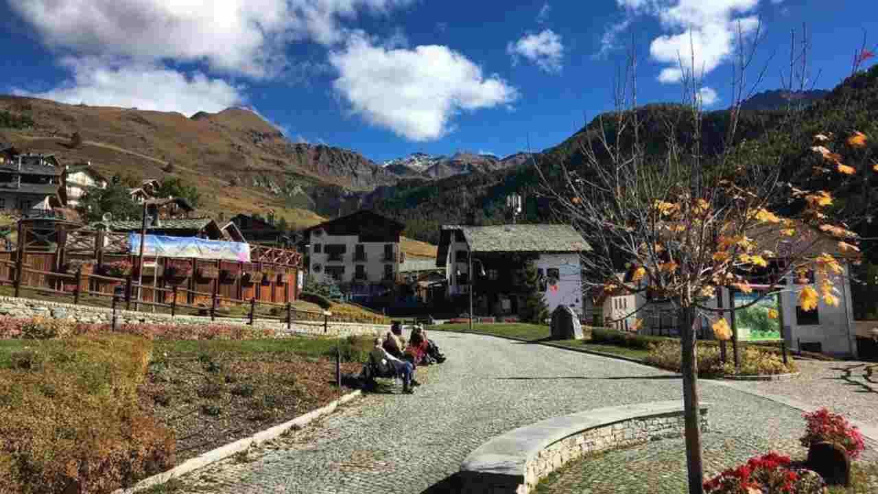 Questo comune della Valle D’Aosta è davvero particolare: qui se hai una macchina non ti fanno entrare | Il borgo più tranquillo di tutta Italia