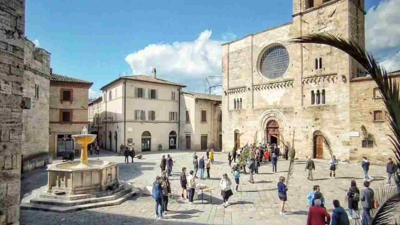 In questo piccolissimo paese si cela la piazza più bella di tutto lo Stivale: il periodo perfetto per vederla è settembre