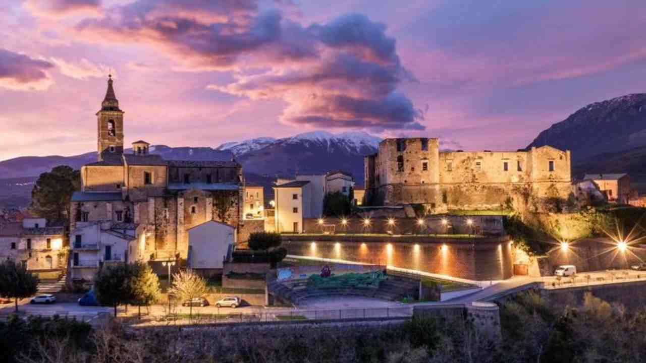 Il borgo più particolare al mondo si cela in Abruzzo | Trovi i tetti d’uncinetto: sembra di essere nel Medioevo